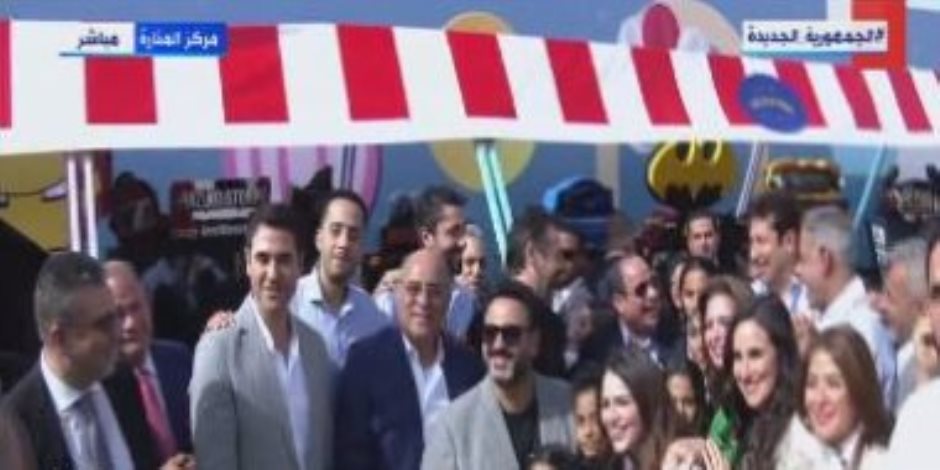 في صورة جماعية.. الرئيس السيسي مع أبطال «الاختيار» و«العائدون» وأبناء الشهداء