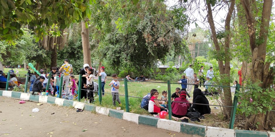 مئات الأسر تتوافد على حديقة الحيوان في أول أيام العيد (صور)
