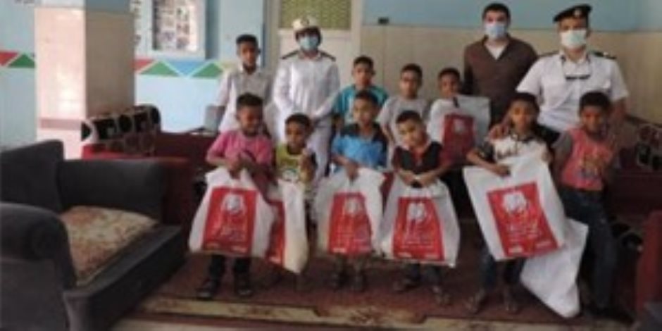 وزارة الداخلية تهدي ملابس العيد والهدايا للأطفال الأيتام وذوي الهمم