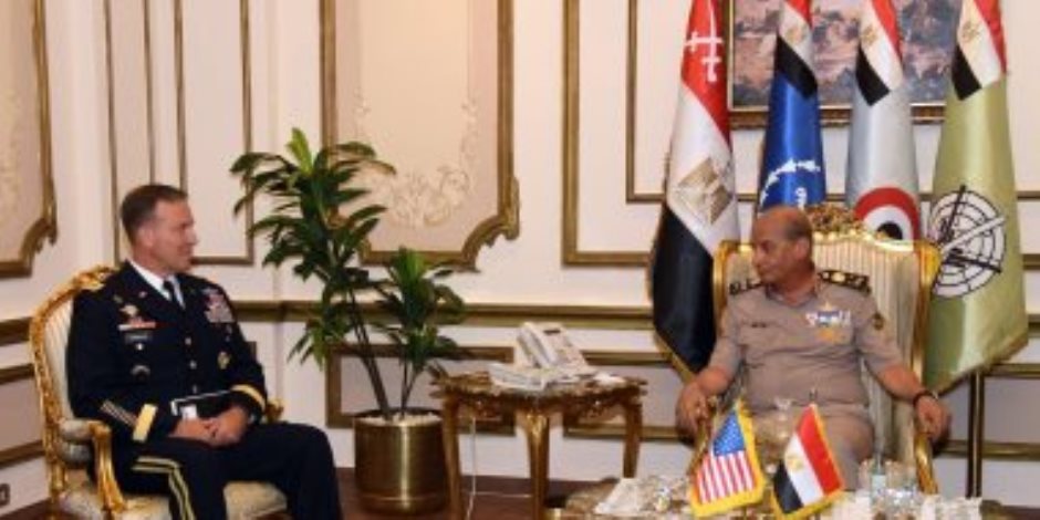 وزير الدفاع يلتقى قائد القيادة المركزية الأمريكية خلال زيارته للقاهرة