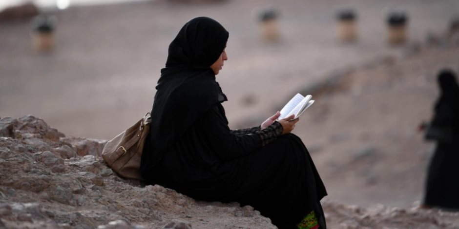 الإفتاء تحسم الجدل القديم الجديد: يجوز للحائض قراءة القرآن وآيات الذكر.. لكن الإفتاء تحسم الجدل القديم الجديد: يجوز للحائض قراءة القرآن وآيات الذكر.. لكن