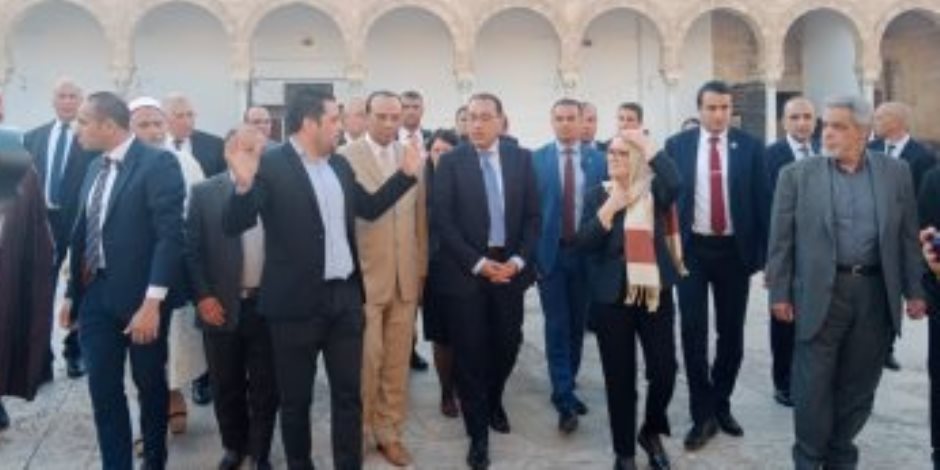 رئيسة وزراء تونس تصطحب نظيرها المصرى فى جولة مترجلين بأنحاء المناطق التاريخية