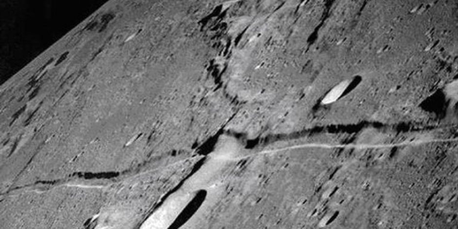 حقيقة انشقاق القمر.. رد ناسا على صور السوشيال ميديا