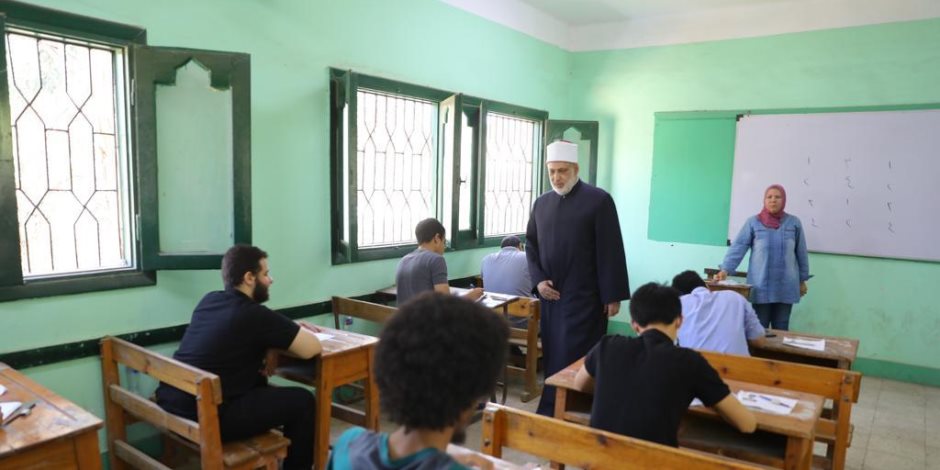 طلاب الشهادة الإعدادية بالأزهر يؤدون امتحاني الفقه واللغة العربية 