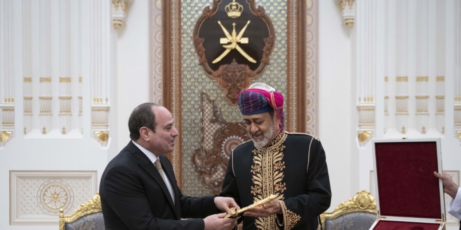 سلطان عمان يقيم مأدبة عشاء تكريما للرئيس السيسي.. ويتبادلان الهدايا التذكارية (صور)