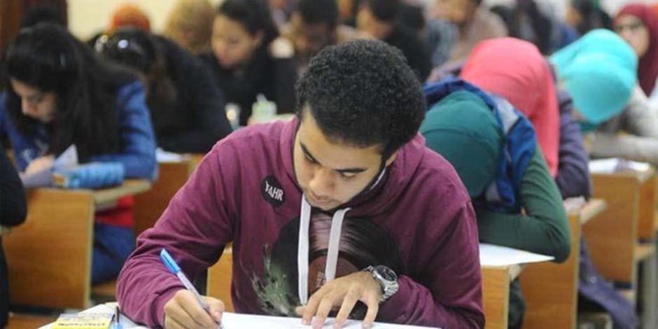 طلاب الثانوية العامة يبدأون امتحان اللغة الأجنبية الثانية