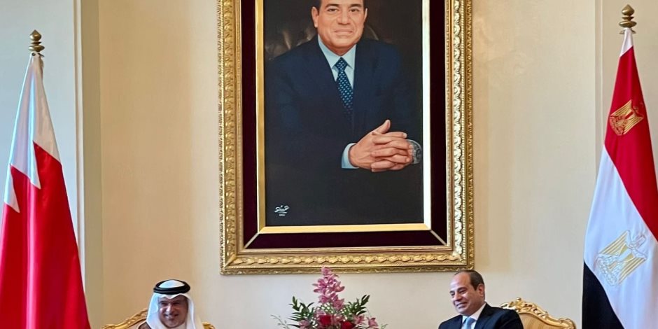 صورة كبيرة للرئيس السيسى تزين جلسة مباحثاته مع ولى عهد البحرين فى المنامة