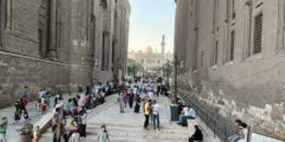 آلاف المواطنين يحتفلون عقب أداء صلاة عيد الأضحى بمسجد السلطان حسن 