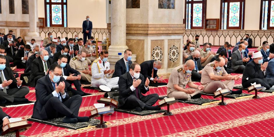 الرئيس السيسي وكبار قيادات الدولة وشيخ الأزهر يؤدون صلاة العيد بمسجد المشير طنطاوى