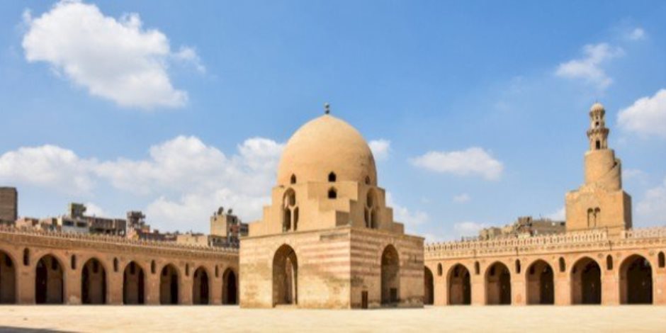 أحمد بن طولون.. أول مؤسس لدولة عربية مستقلة.. بنى عاصمة جديدة لمصر وشيد مسجدًا على الطراز السامرائى