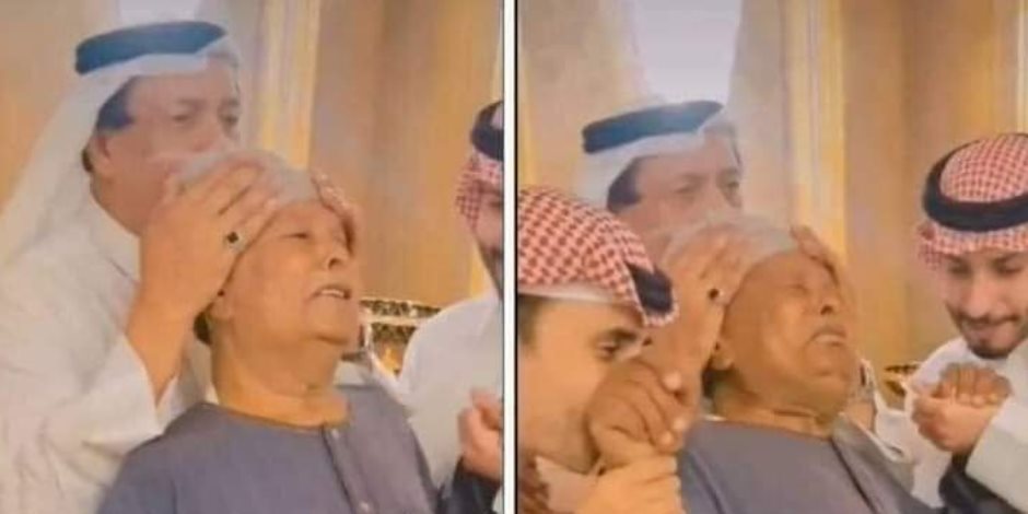 لحظة وفاء ..رجل اعمال سعودي يقبل رأس ويدين عامل مصري هو وافراد اسرته في حفل وداع  أقامه في مكة المكرمة
