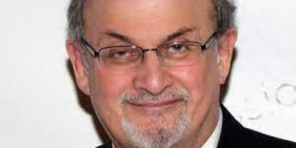 سلمان رشدي.. من إهدار الخميني لدمه بسبب "أيات شيطانية" للحظات طعنة على مسرح بنيويورك 
