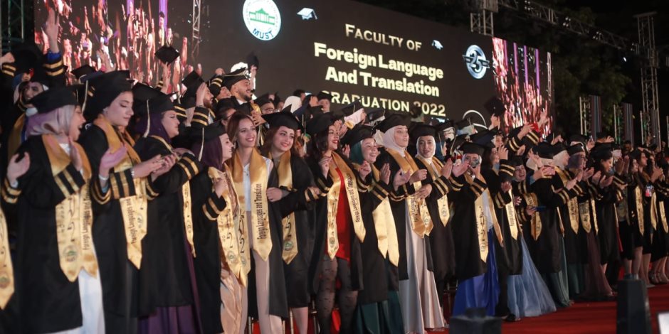 جامعة مصر للعلوم والتكنولوجيا تقيم حفلا كبيرا لتخريج دفعة جديدة من كلية "اللغات والترجمة" (صور)