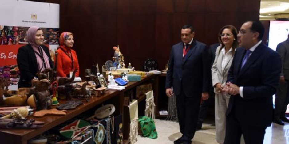 رئيس الوزراء يتفقد معرض "أيادي مصرية" تحت عنوان "بكل فخر .. صنع فى مصر"