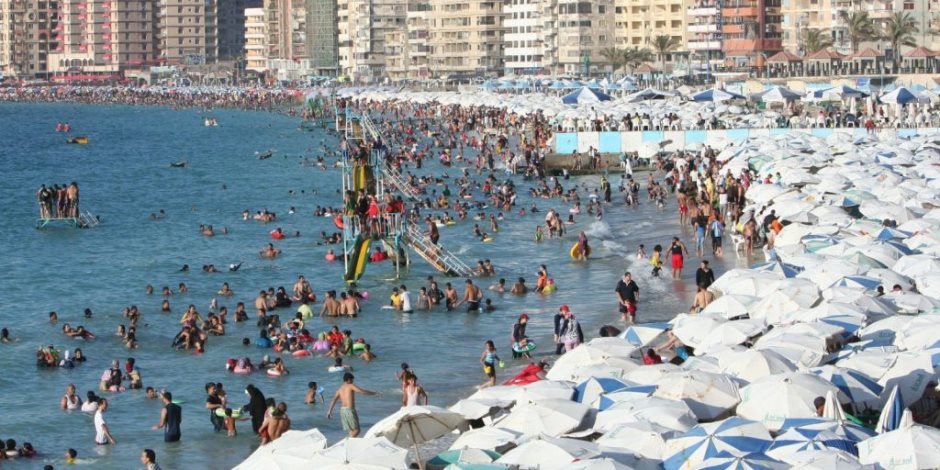 عروس البحر المتوسط.. اقبال كبير من المواطنين على شواطئ الإسكندرية في اليوم الأخير من أغسطس