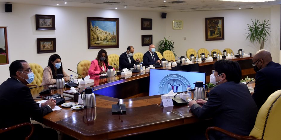 رئيس الوزراء يلتقي أعضاء من وفد البنك الدولي المشارك بمنتدى مصر للتعاون الدولي