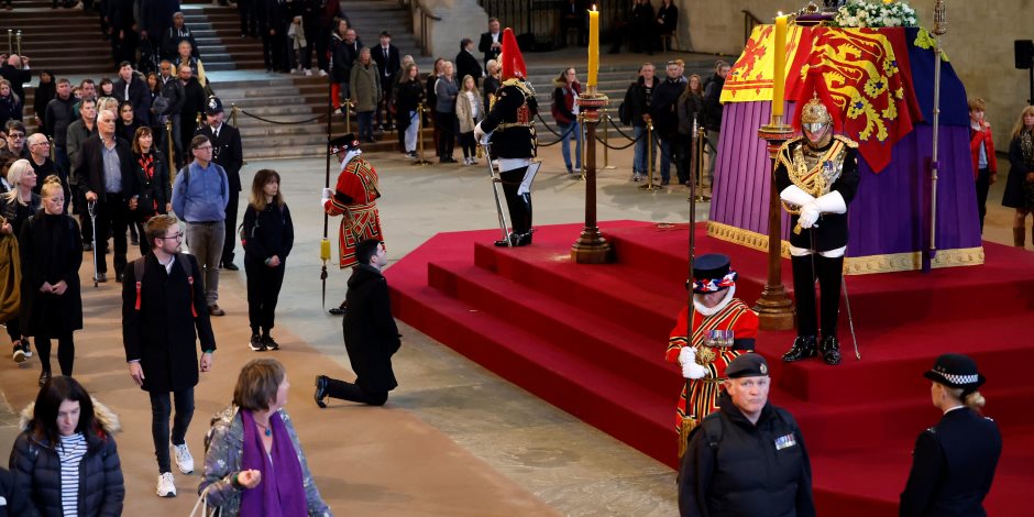 انتهاء جنازة الملكة إليزابيث فى وستمنستر..وبدء الرحلة الأخيرة لوندسور
