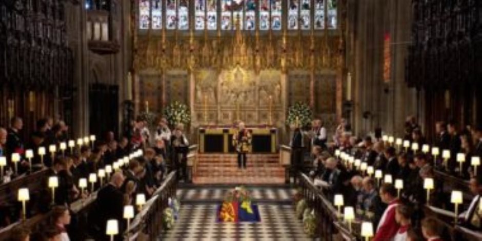 إنزال نعش الملكة إليزابيث فى القبو الملكى أسفل كنيسة القديس جورج.. فيديو