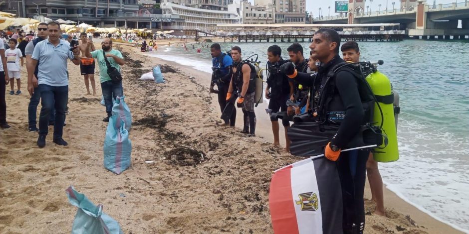 وزارة البيئة تشارك فى اليوم العالمى لتنظيف الشواطئ بحملة لتنظيف قاع البحر بشاطئ ستانلى بالإسكندرية