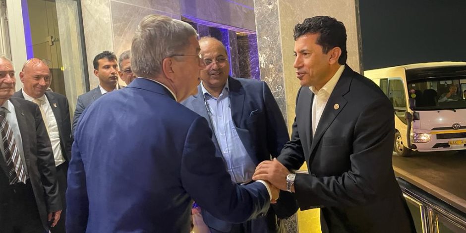 وزير الرياضة يُودع رئيس اللجنة الأولمبية الدولية بعد زياراته الرسمية لمصر 