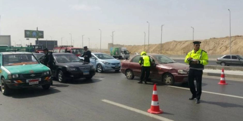 انفجار إطار سيارة بطريق الاسكندرية الصحراوي.. والمرور يدفع بخدمات لسحب الكثافات المرورية