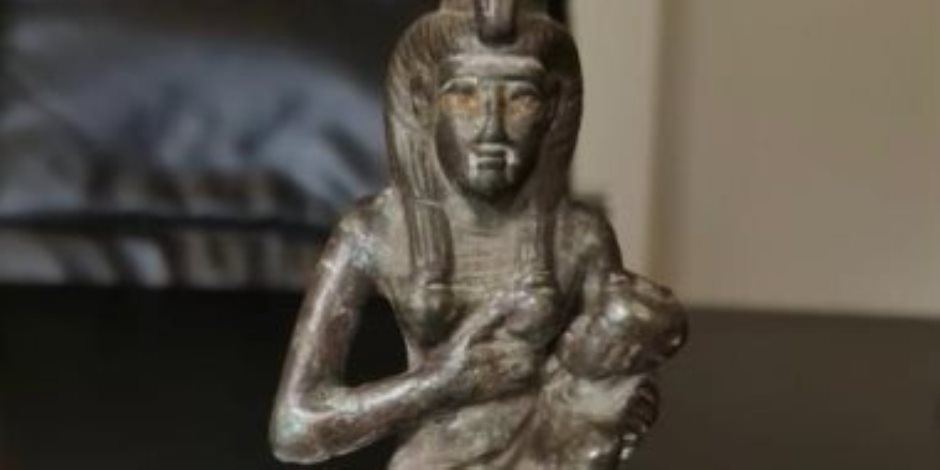 السفارة المصرية في سويسرا تسترد تمثال أثري يعود للحضارة المصرية القديمة