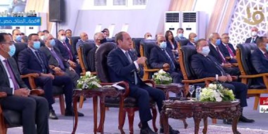 الرئيس السيسي: "احنا مش بعيد عن الواقع.. والدولة تهتم بالصناعة"