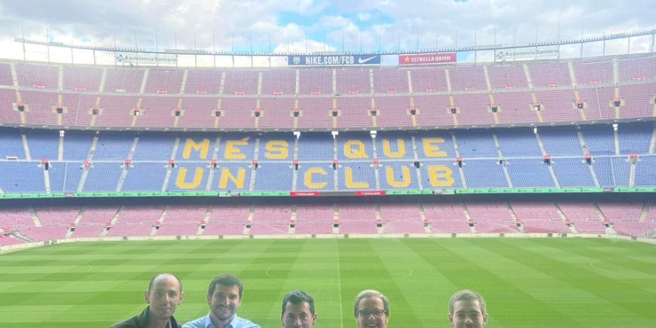 وزير الرياضة يتفقد ملعب "الكامب نو" بمدينة برشلونة فور وصوله إلى أسبانيا 