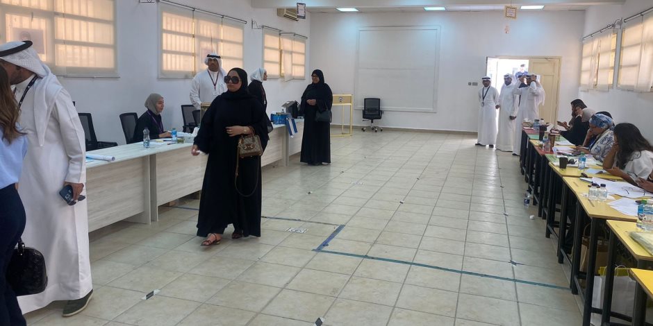 سيدات الكويت يشاركن بقوة في انتخابات مجلس الأمة.. ووزير العدل: نتوقع كثافة حضور كبيرة