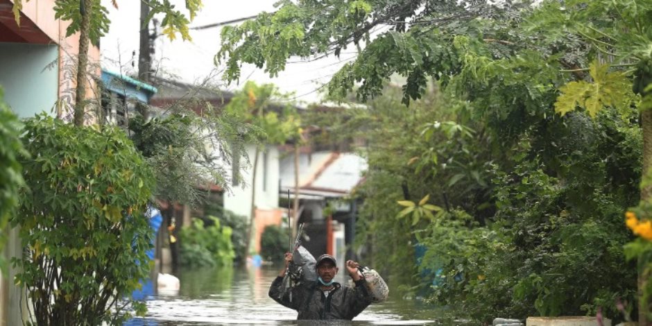 نزوح الآلاف نتيجة الفيضانات العارمة في تايلاند (فيديو وصور)