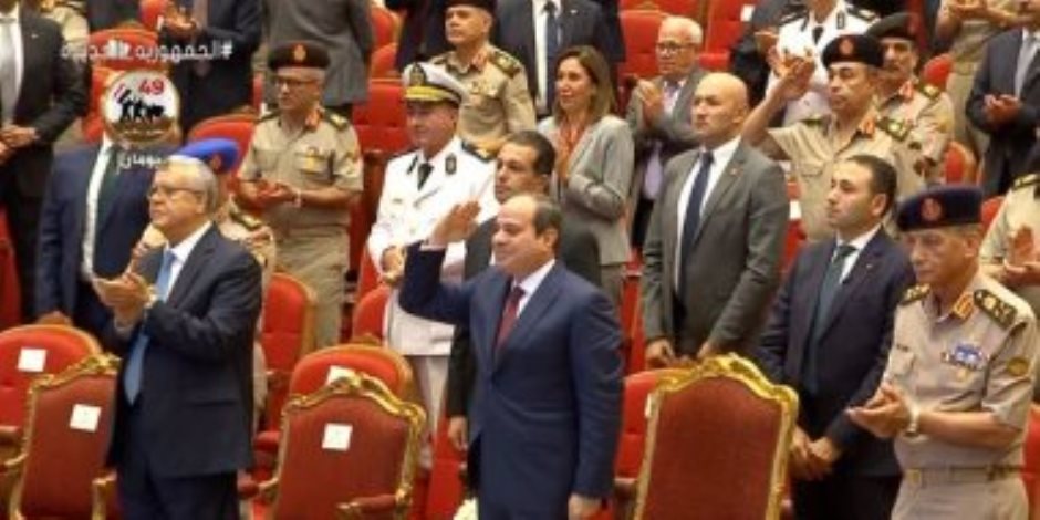 الرئيس السيسى أثناء تكريم أبطال أكتوبر : لينا الشرف نقابل الرجال اللى قدموا لبلدنا الكرامة والعزة والنصر دون مقابل.. فيديو