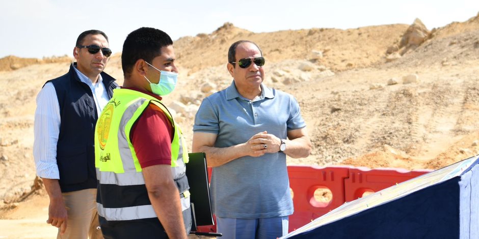 الرئيس السيسي يتفقد الأعمال الإنشائية لتطوير عدد من الطرق والمحاور بالقاهرة الكبرى