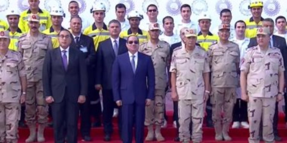 الرئيس السيسى يلتقط صورة تذكارية مع العاملين بشركة الرمال السوداء