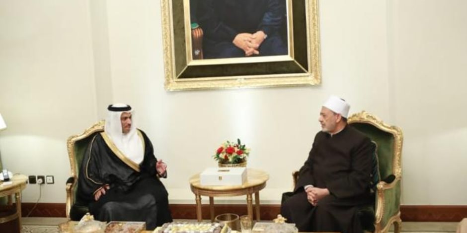 شيخ الأزهر يستقبل وزير الإعلام البحريني ويشيد بدور الوزارة في تغطية ملتقى البحرين لحوار الشرق والغرب