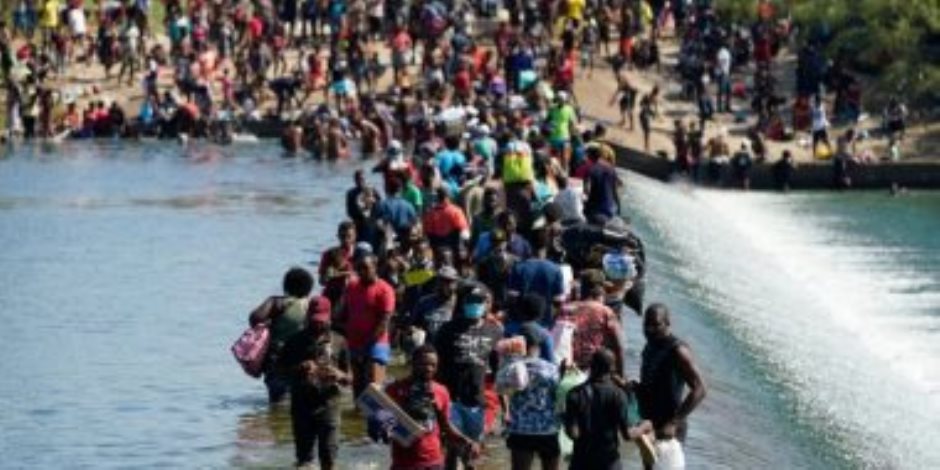 فرنسا توافق على استقبال سفينة المهاجرين العالقين فى البحر