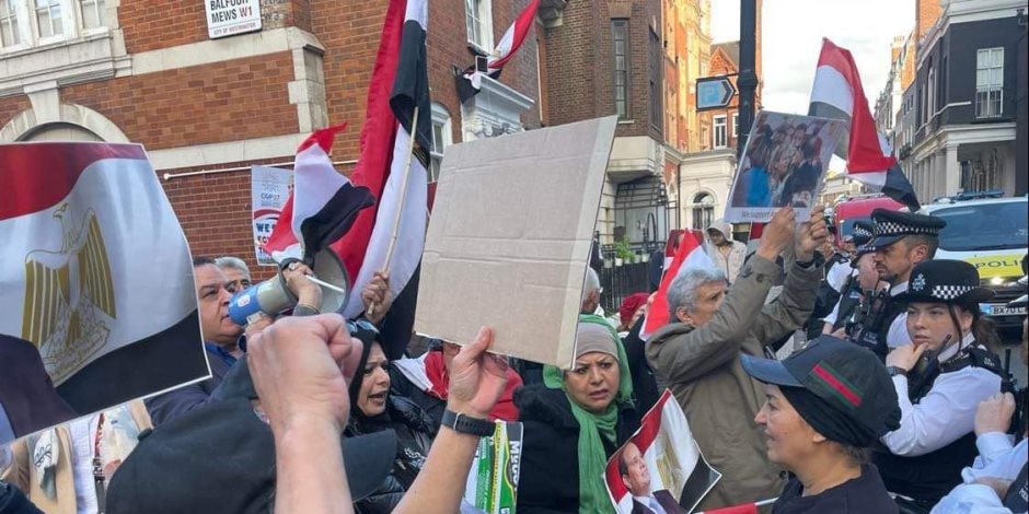 الجالية المصرية في بريطانيا تبعث رسالة قوية: نحن فداء للشعب والرئيس ونرفض التدخلات الخارجية 