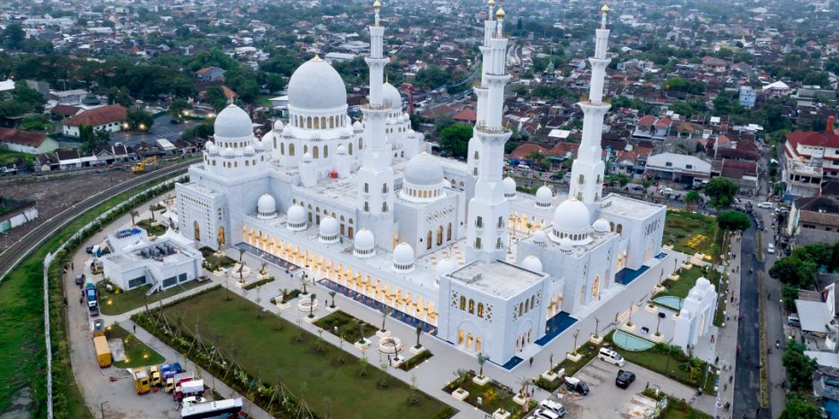 رئيس الإمارات يفتتح مسجد "الشيخ زايد" بمدينة سولو الإندونيسية