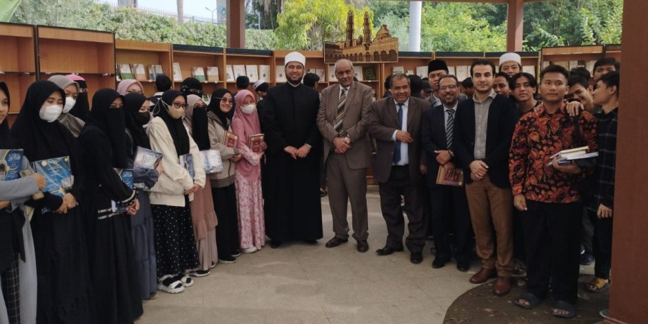 إقبال كثيف من الطلاب الوافدين على إصدارات «البحوث الإسلامية» بمعرض الكتاب
