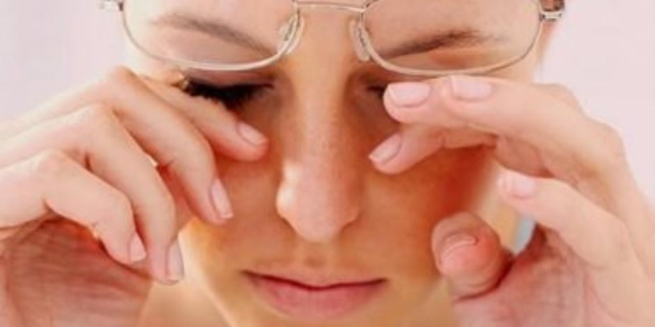 لماذا تعانى من جفاف العين وما هى مضاعفات الإصابة به؟