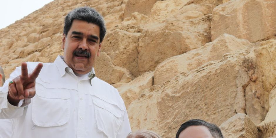 رئيس فنزويلا ينشر صورة من زيارته للأهرامات: نشعر بإعجاب عميق بمصر وشعبها