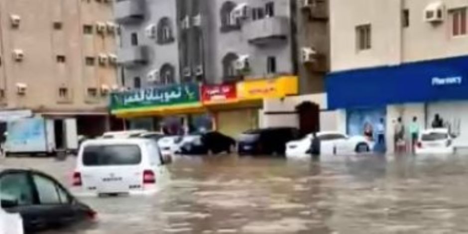 السعودية: سيول قوية تغرق مدينة جدة وتدمر مئات السيارات.. فيديو