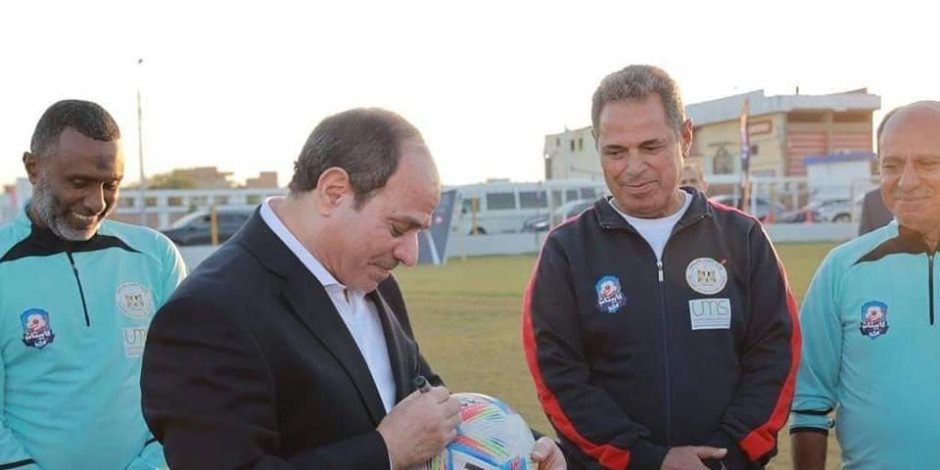 الرئيس السيسى يهدى أحد مواهب «كابتينو مصر» كرة قدم.. ويوقع عليها.. (صور)