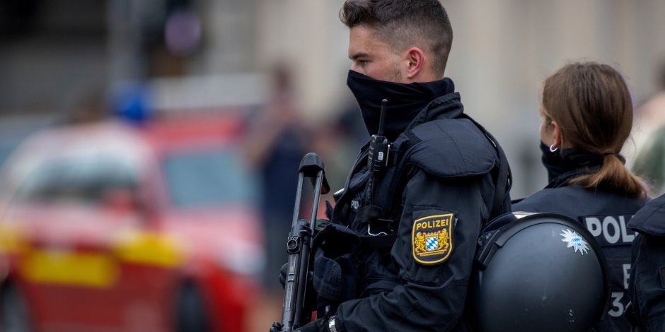 مسلح يقتل امرأة بمحطة إذاعية في ألمانيا ويحتجز رهائن بمركز تجاري بدريسدن
