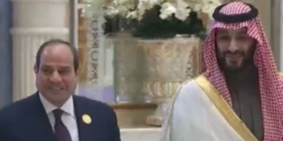 الرئيس السيسي يصل مقر انعقاد القمة «العربية - الصينية» في الرياض