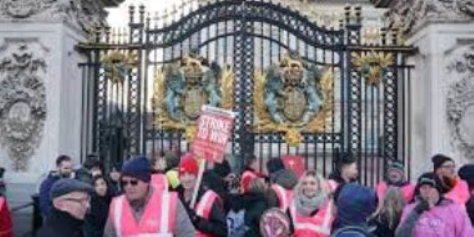 الصحة البريطانية تواجه "طوفان مرضى" بعد إضراب الإسعاف والممرضين