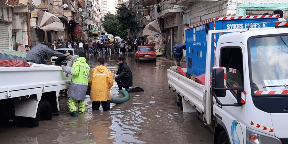 كل القيادات في الشارع.. معدات الشفط تسحب تراكمات الأمطار في الإسكندرية (صور)