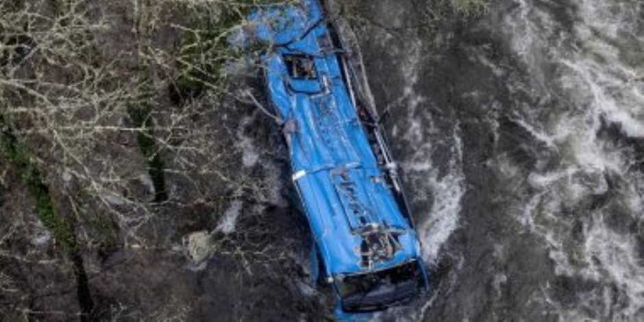 ارتفاع عدد ضحايا سقوط حافلة فى نهر بإسبانيا إلى 6 قتلى