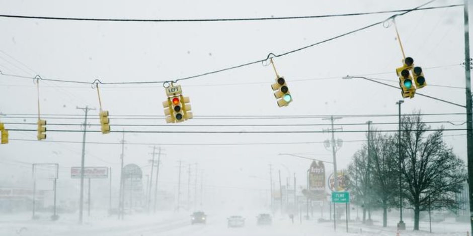  العاصفة الثلجية في أمريكا وكندا.. شوارع وولايات تتحول إلى مدن أشباح