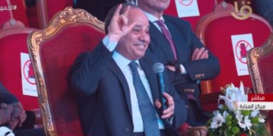 الرئيس السيسي يرد التحية على شابة من "قادرون باختلاف" بلغة الإشارة
