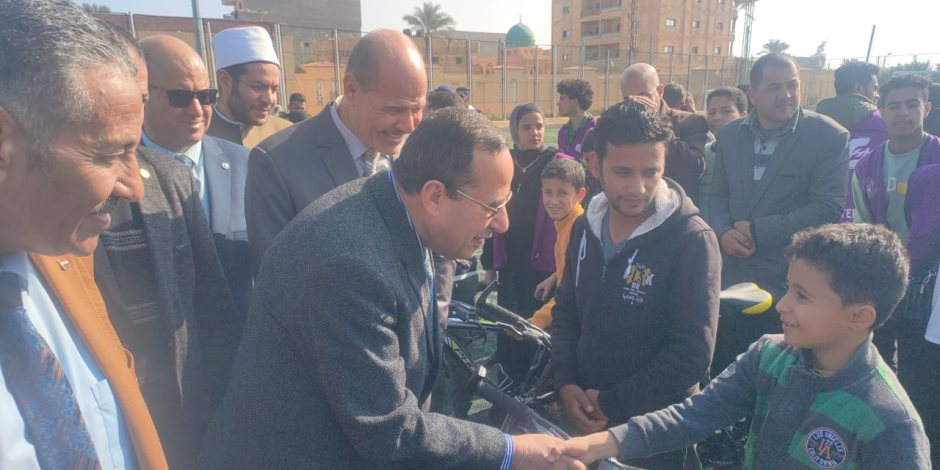محافظ شمال سيناء يسلم 40 دراجة لأهالي الشهداء والمصابين بالعريش (صور)